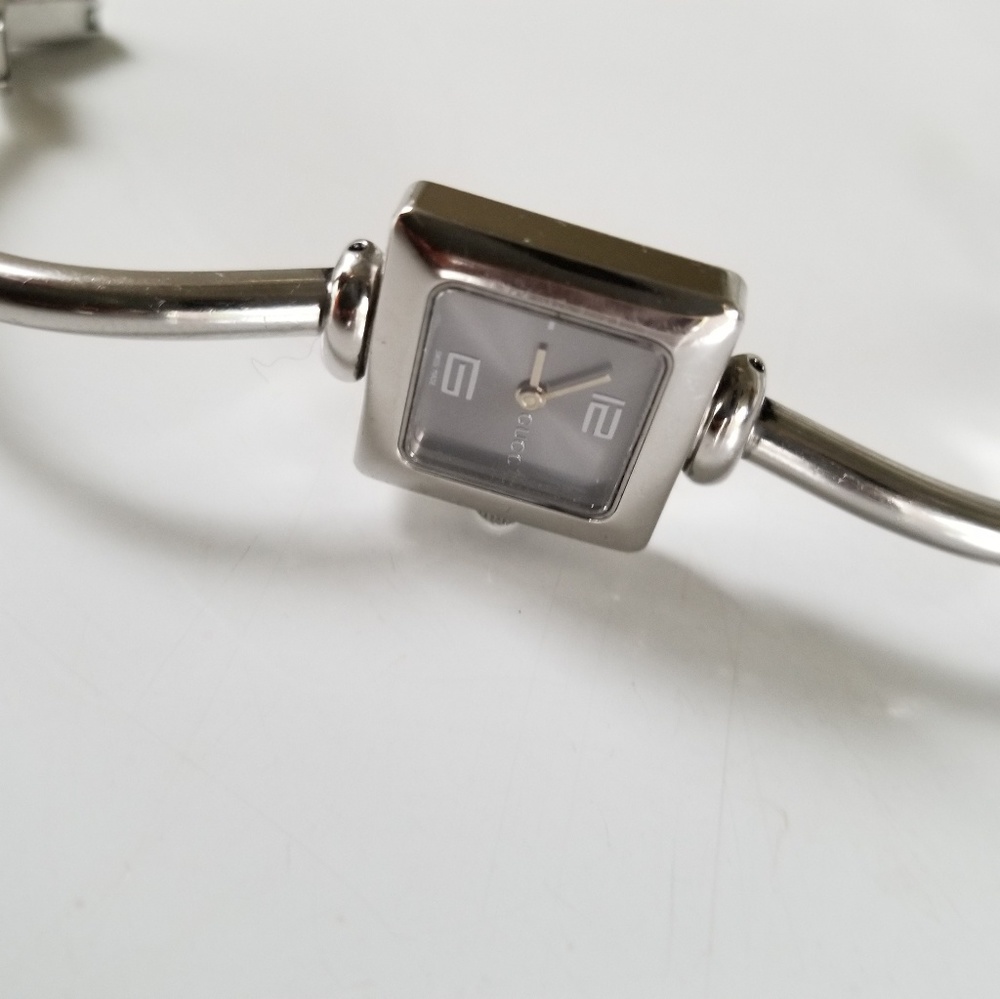 🎈GUCCI 1900L WATCH WOMEN'S🎈 - Picture 2 of 3